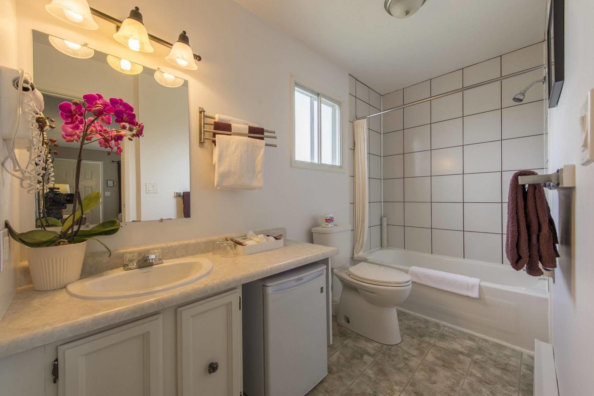 Maple Leaf Motel Inn Towne Osoyoos Ngoại thất bức ảnh